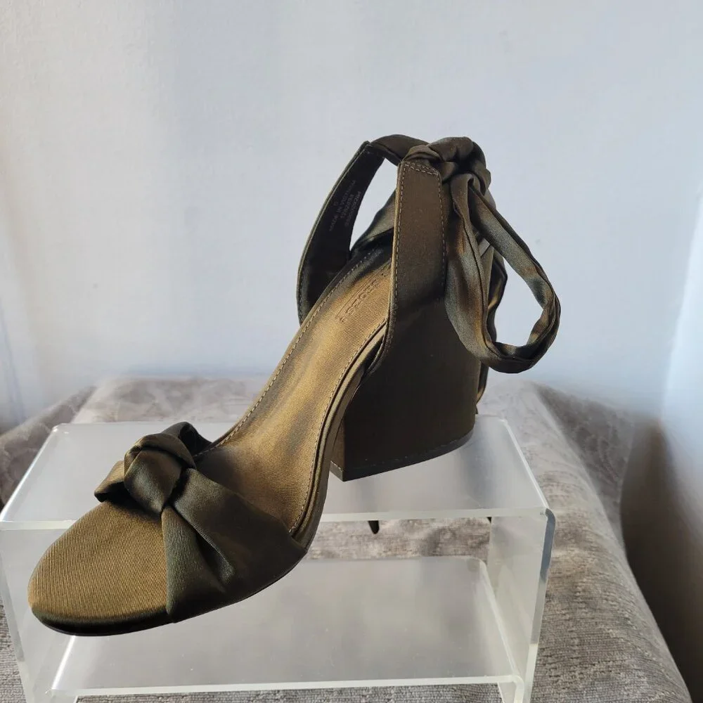 (NWT) ASOS Olive Green Satin Ankle Strap Block Heels Shoes (Size: 8) - Picture 6 of 10